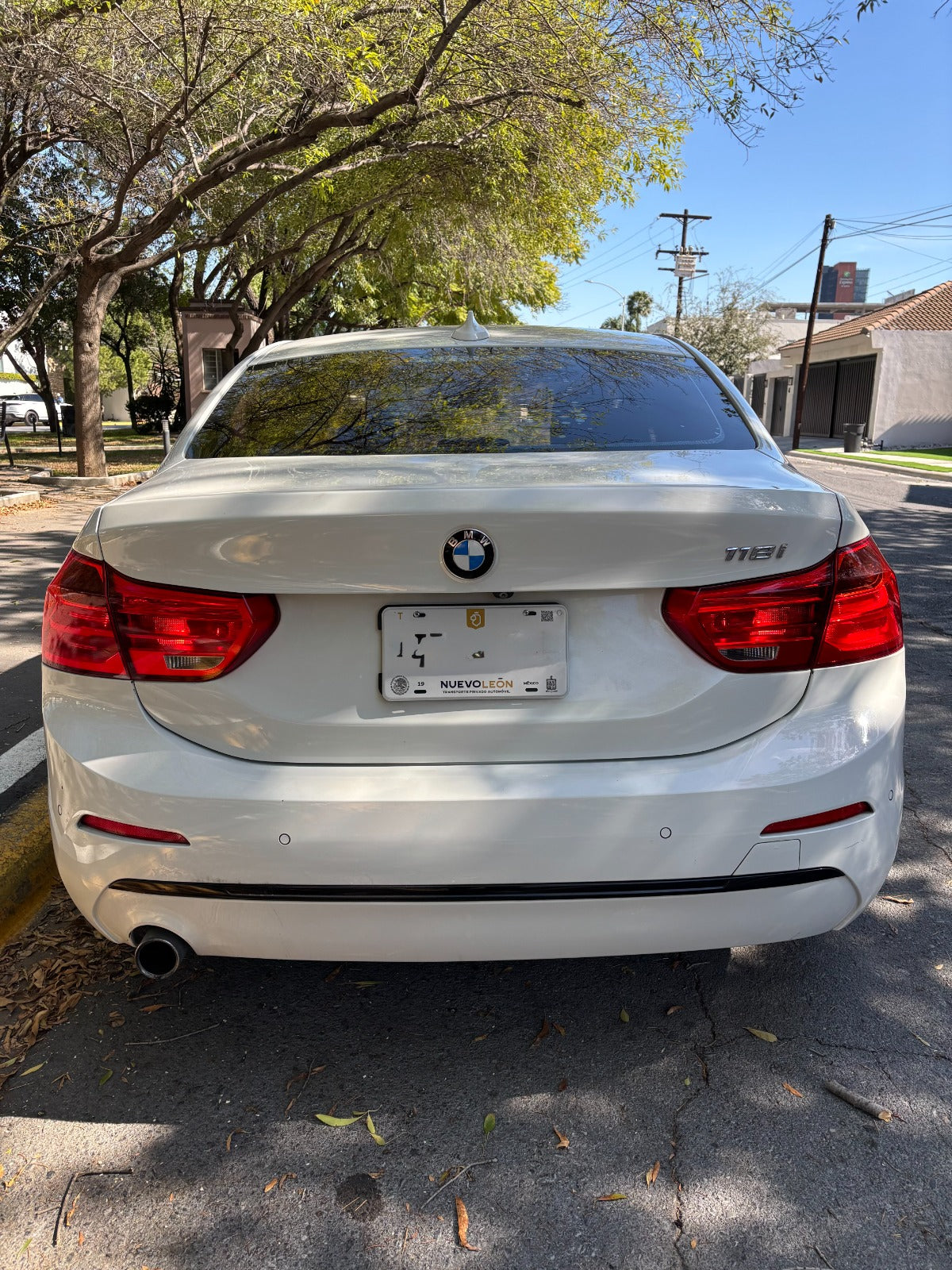 BMW SERIE 118 2019 POR ATRAS
