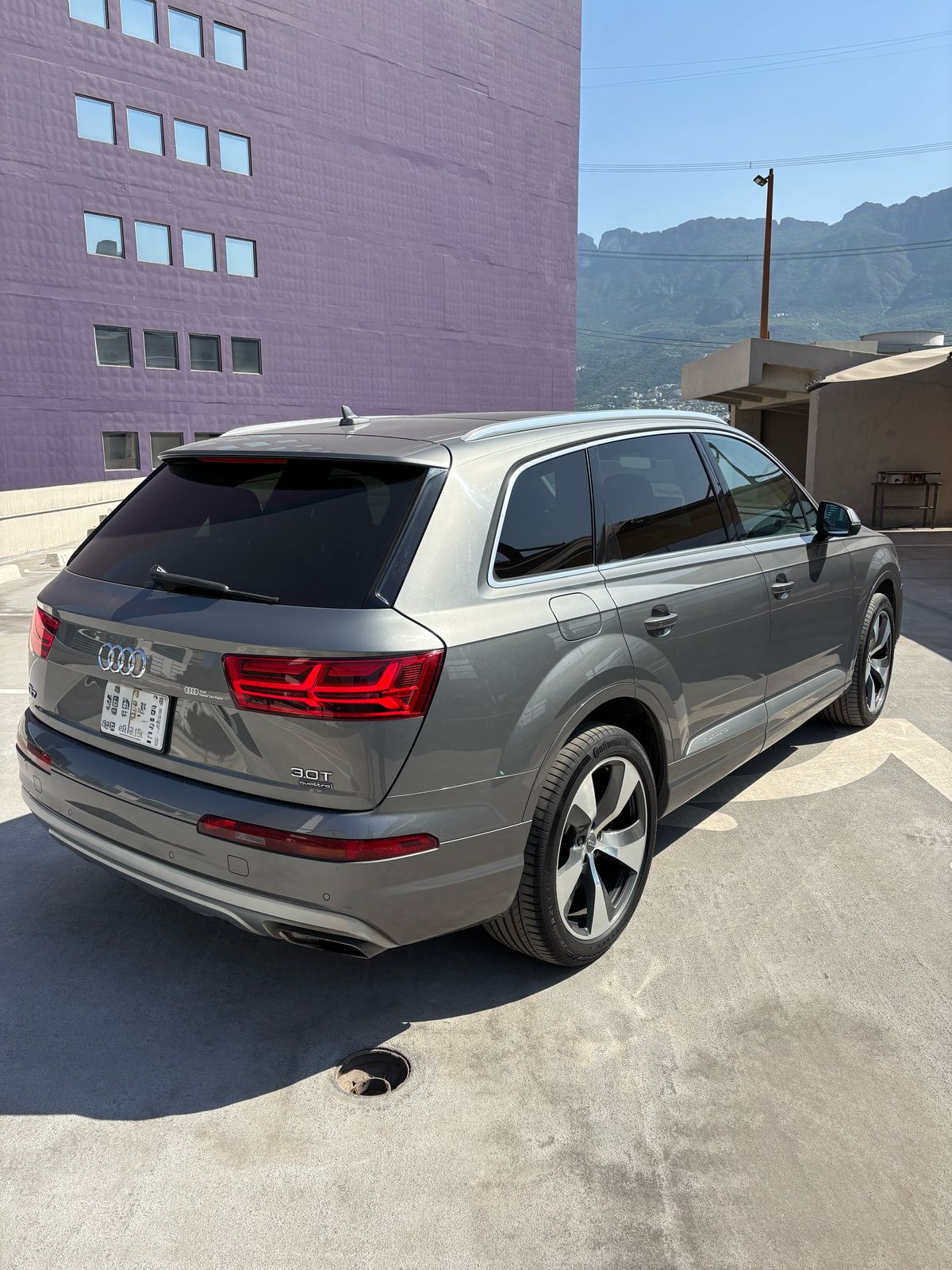 AUDI Q7 ELITE 2017 POR DETRAS
