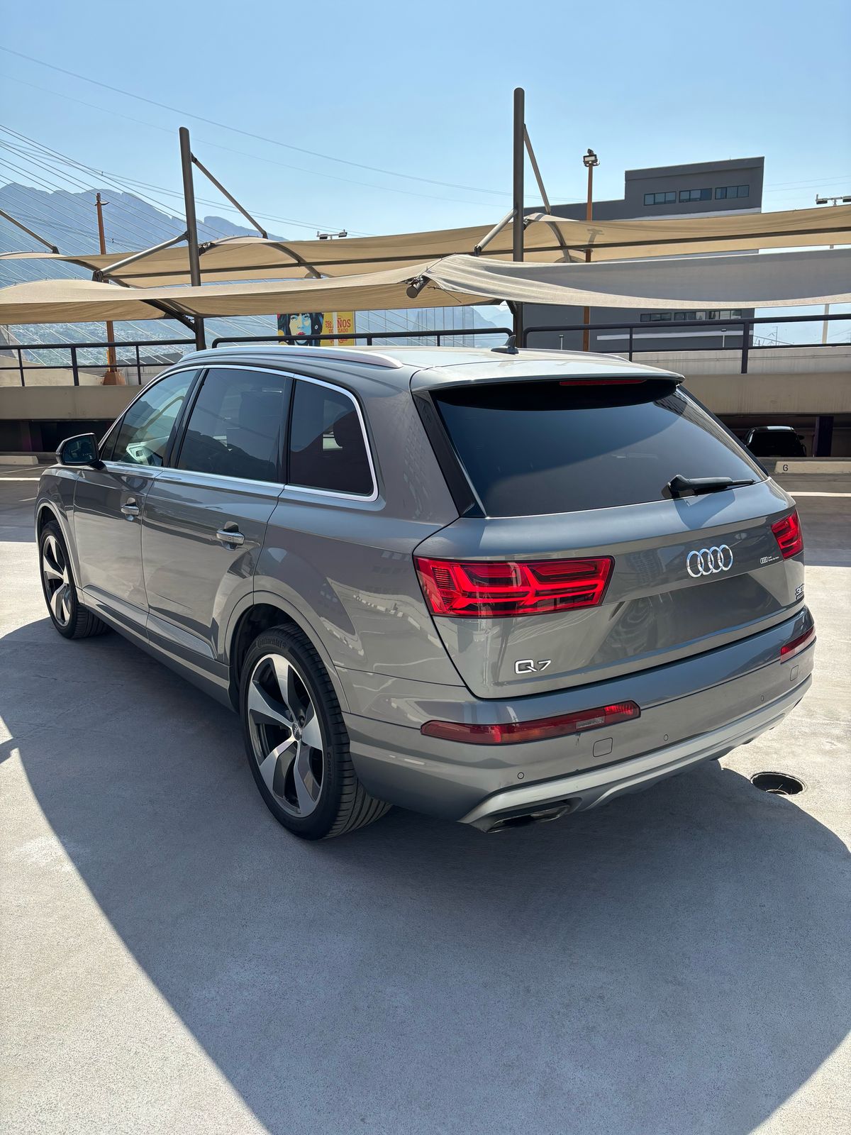 AUDI Q7 ELITE 2017 POR ATRAS