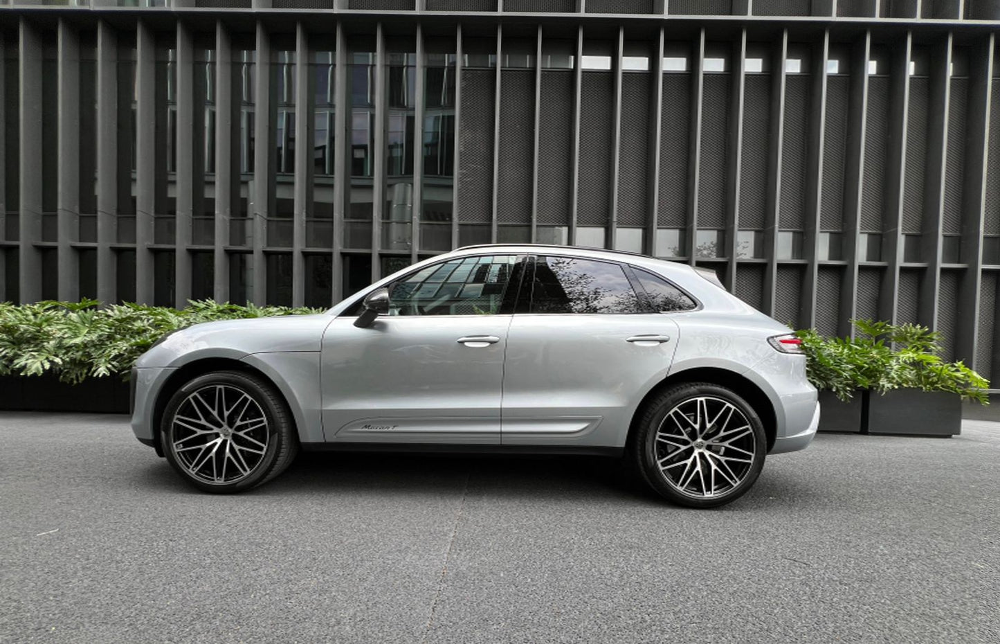PORSCHE MACAN T 2025