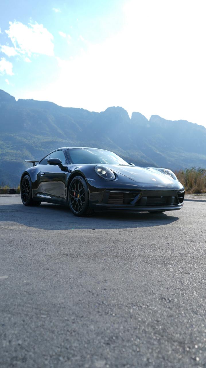 Porsche 911 Carrera 4 GTS 2024