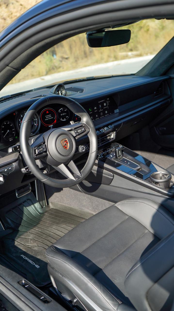 Porsche 911 Carrera 4 GTS 2024