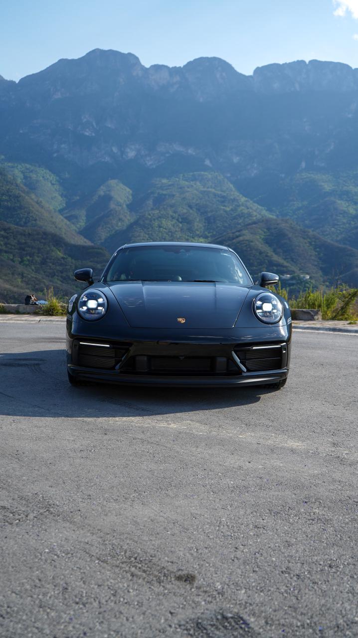 Porsche 911 Carrera 4 GTS 2024