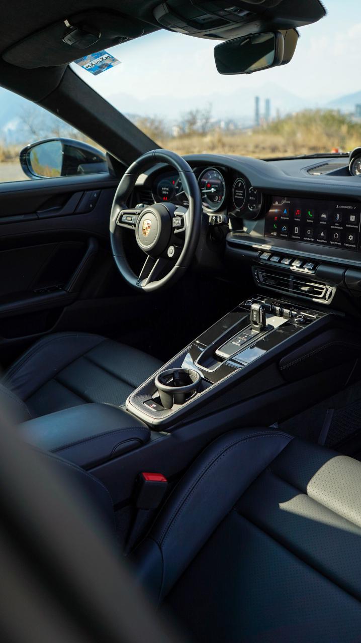 Porsche 911 Carrera 4 GTS 2024