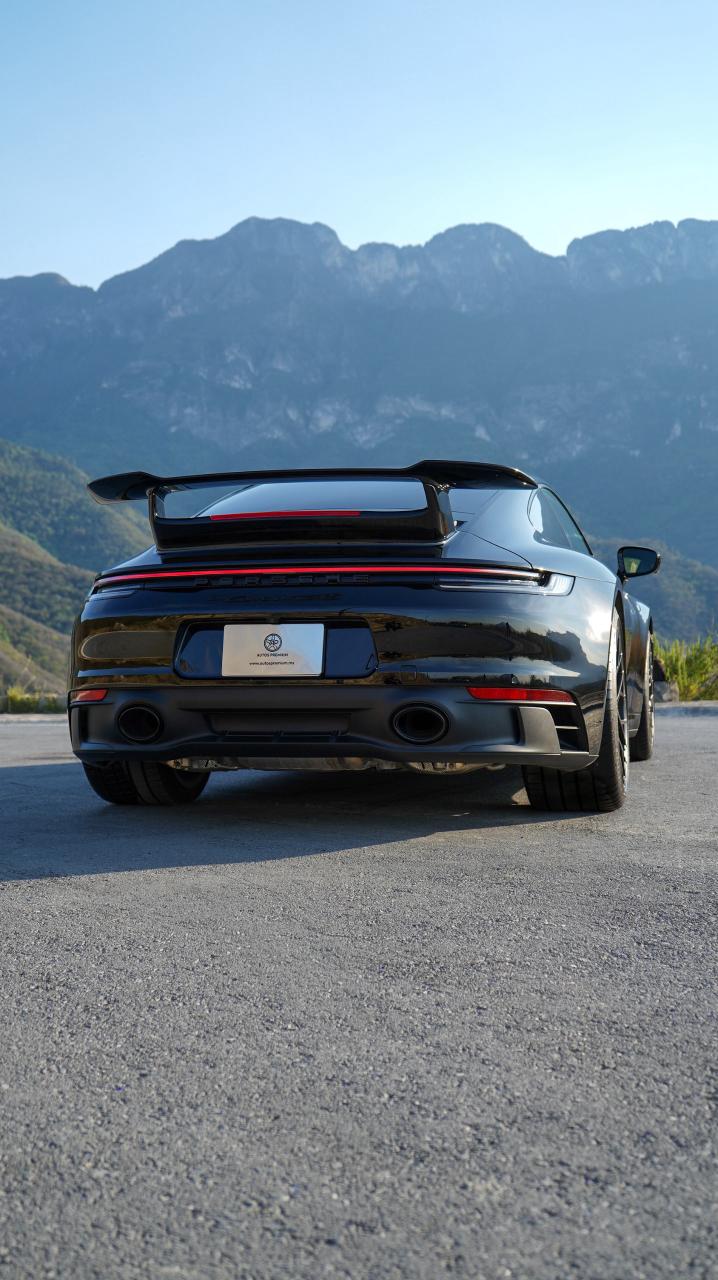 Porsche 911 Carrera 4 GTS 2024
