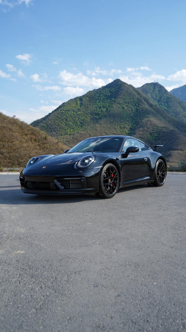 Porsche 911 Carrera 4 GTS 2024