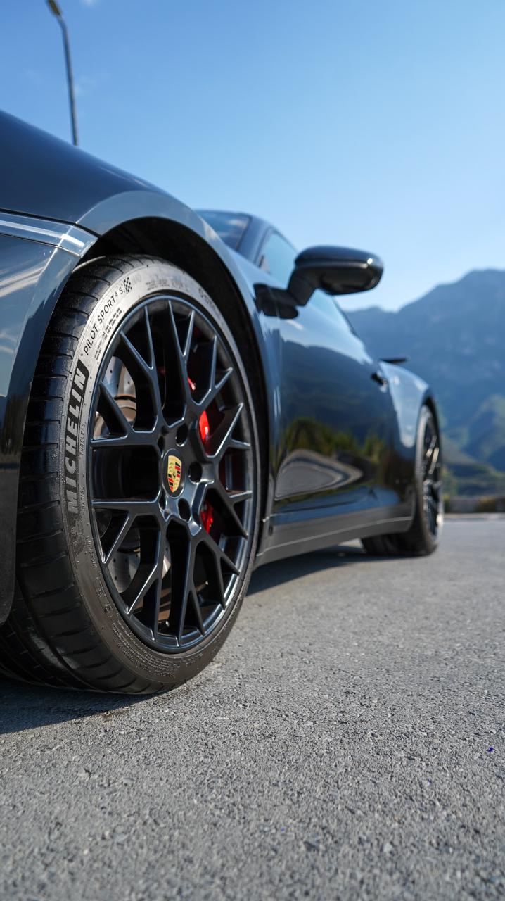 Porsche 911 Carrera 4 GTS 2024
