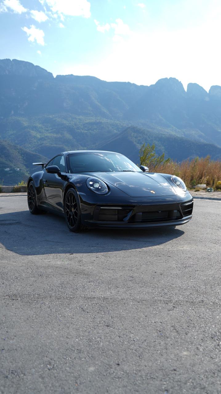 Porsche 911 Carrera 4 GTS 2024