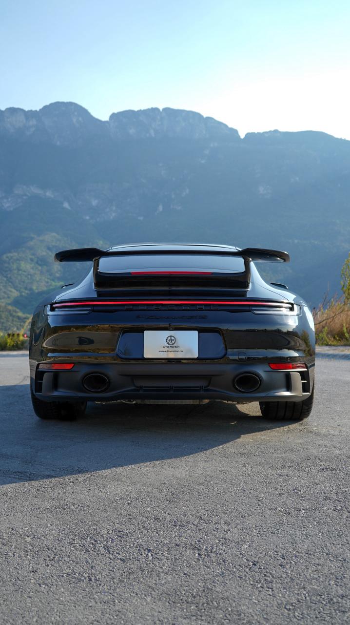 Porsche 911 Carrera 4 GTS 2024