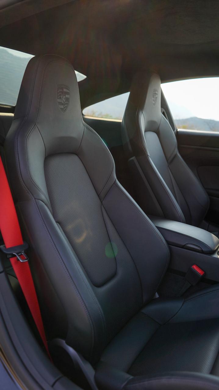 Porsche 911 Carrera 4 GTS 2024
