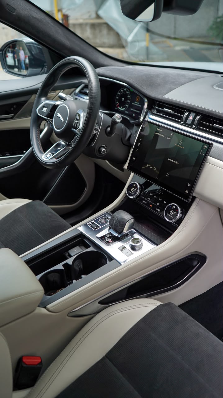 Jaguar F-PACE SVR 2022