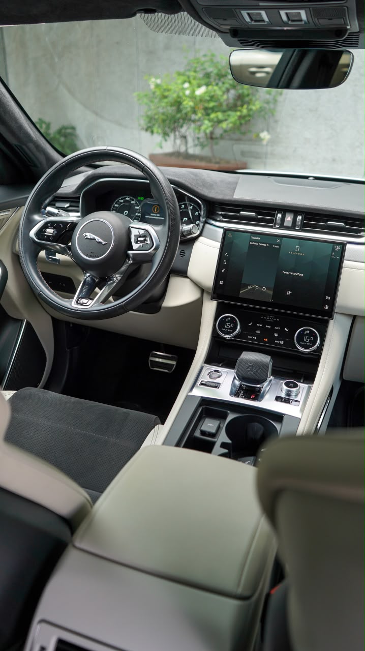 Jaguar F-PACE SVR 2022