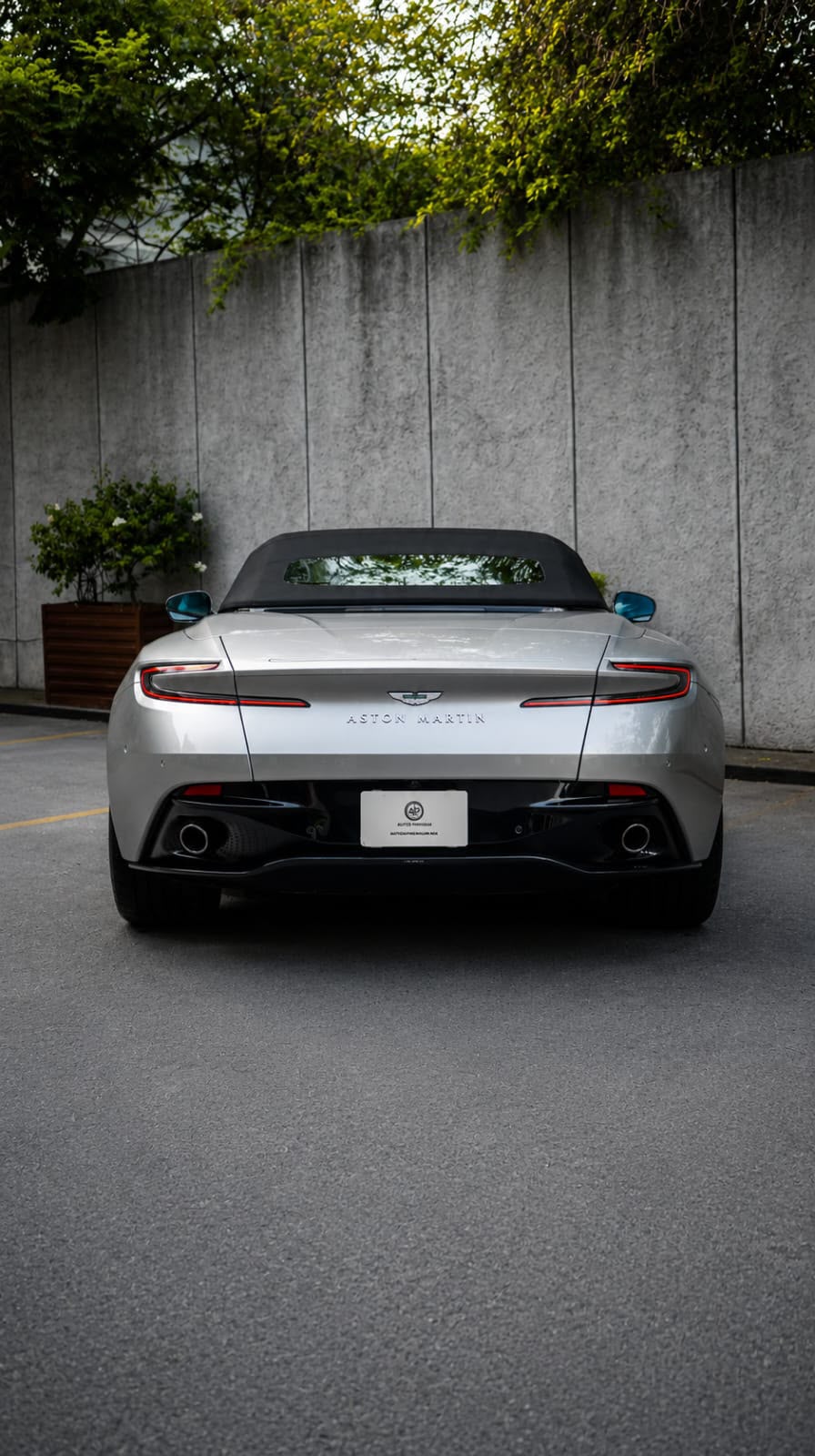 Aston Martin DB12 V8 2025