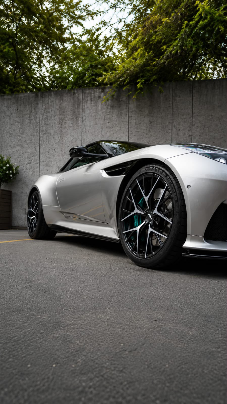 Aston Martin DB12 V8 2025