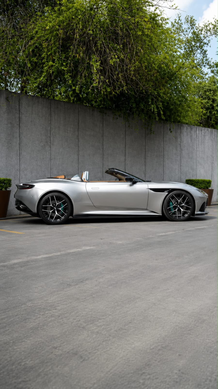 Aston Martin DB12 V8 2025