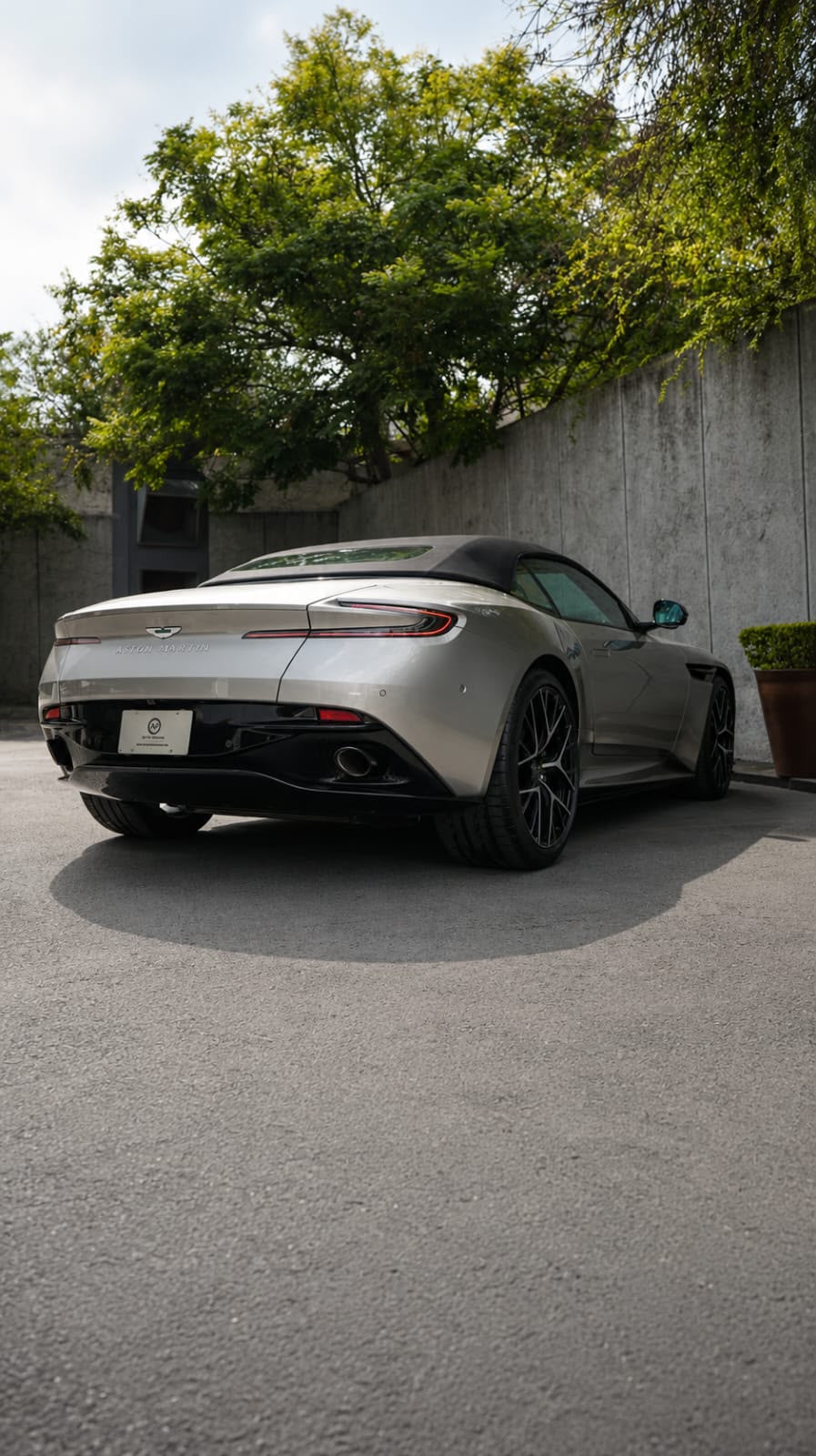 Aston Martin DB12 V8 2025