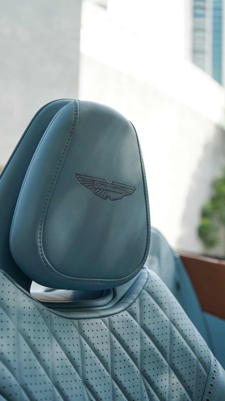 Aston Martin DB12 V8 2025