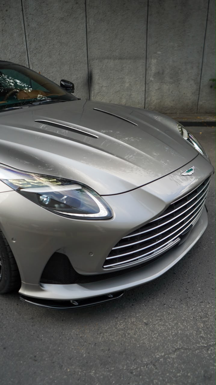 Aston Martin DB12 V8 2025