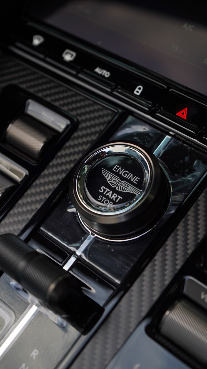 Aston Martin DB12 V8 2025