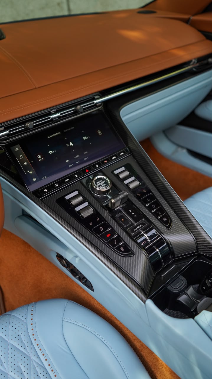 Aston Martin DB12 V8 2025