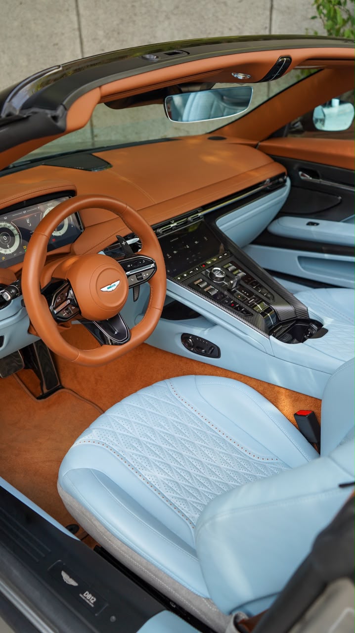 Aston Martin DB12 V8 2025