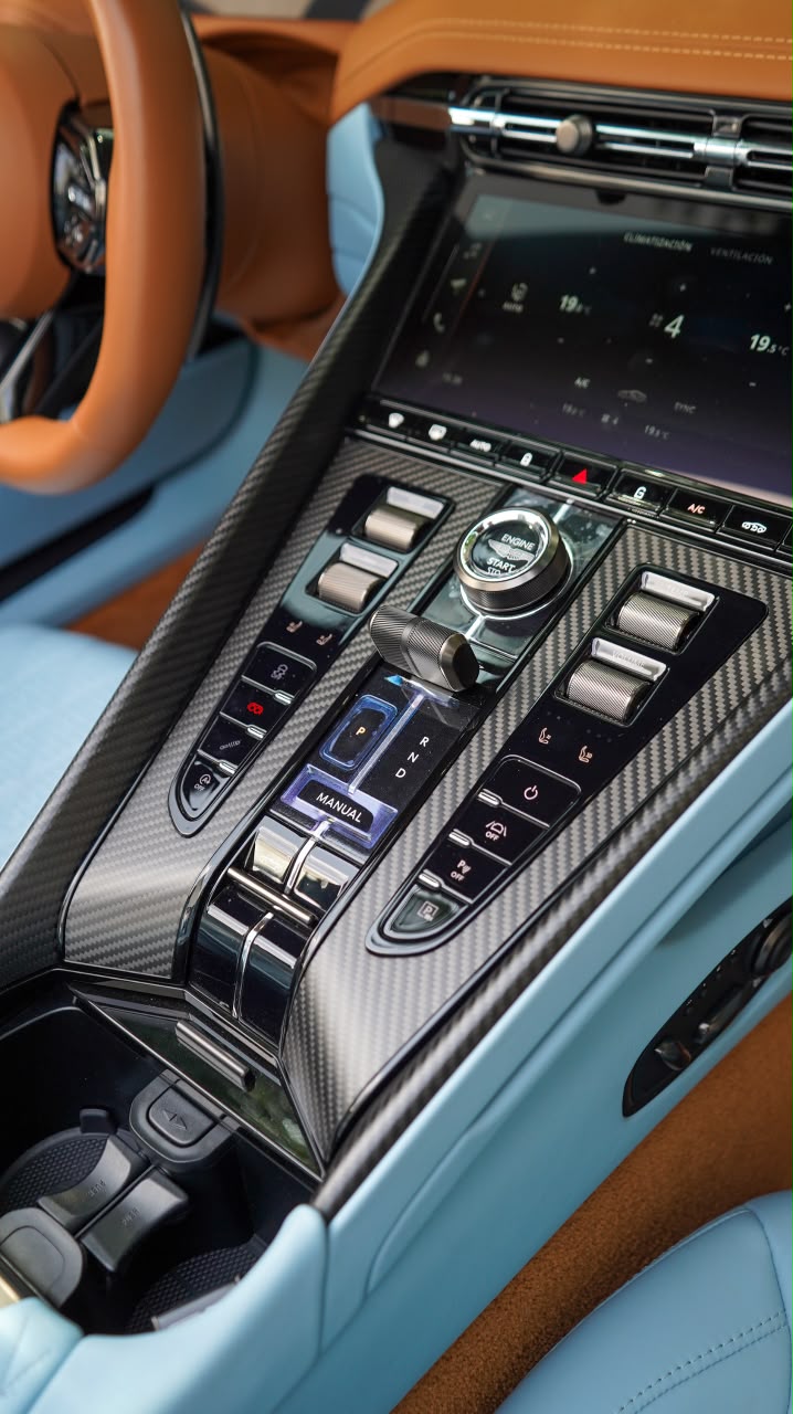Aston Martin DB12 V8 2025