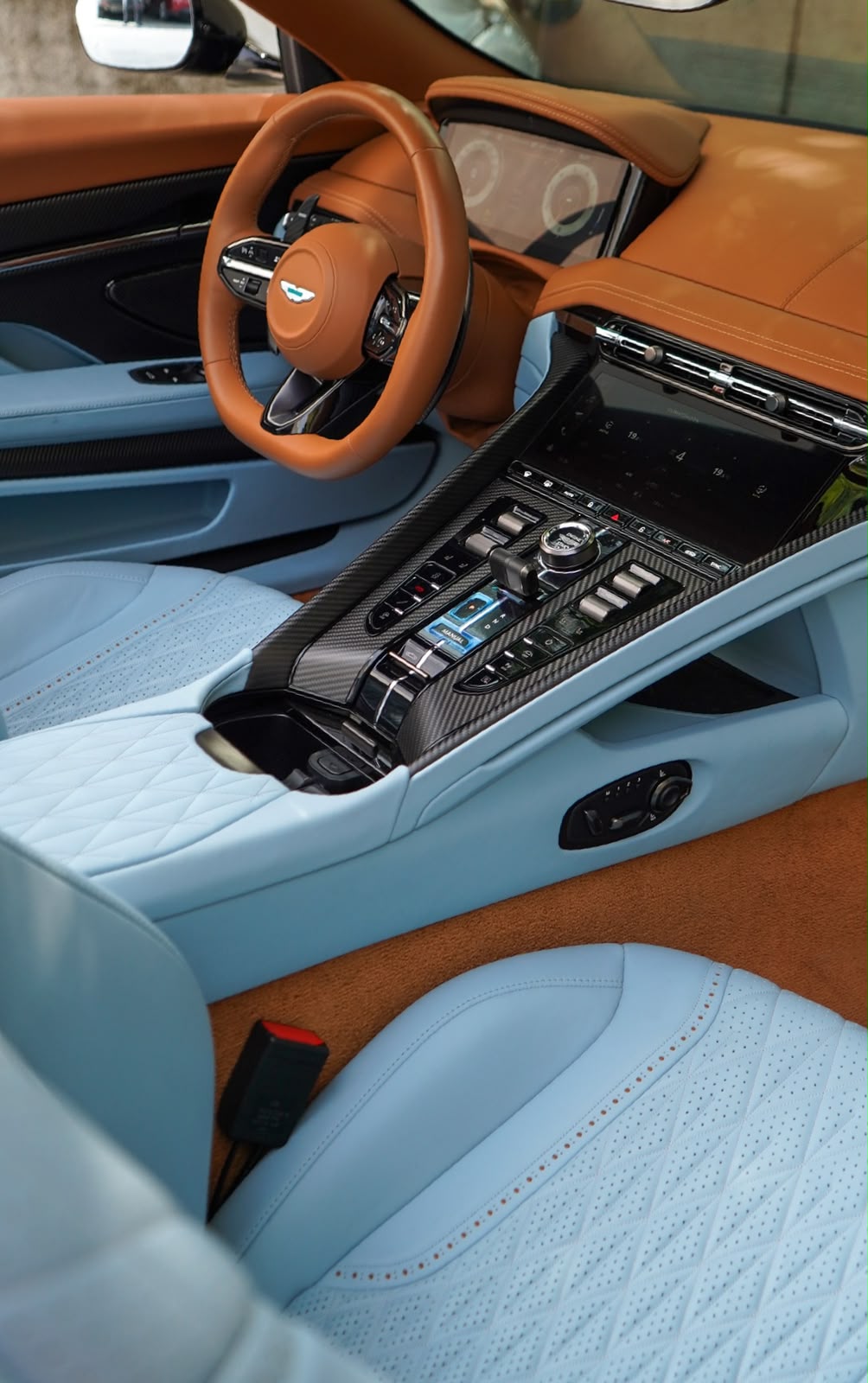 Aston Martin DB12 V8 2025