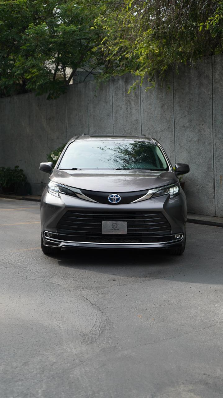 Toyota Sienna XLE Hybrid 2021