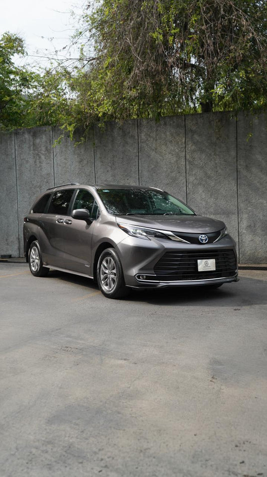 Toyota Sienna XLE Hybrid 2021