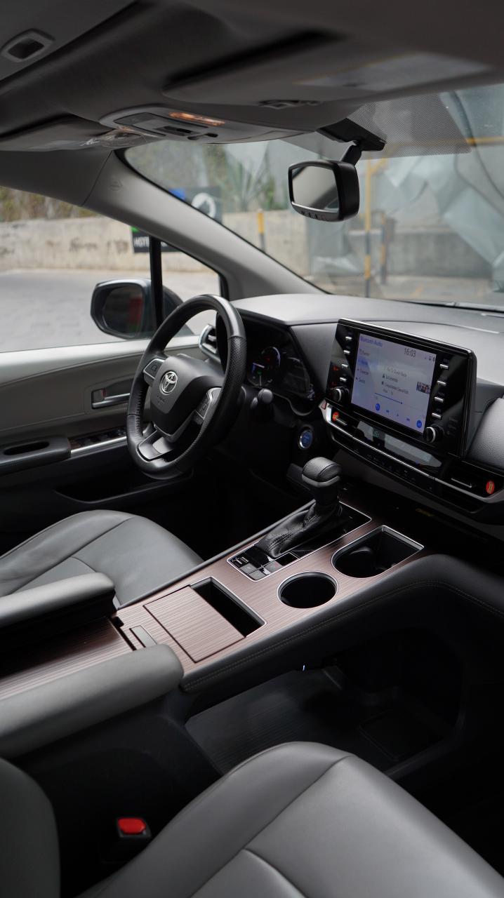 Toyota Sienna XLE Hybrid 2021
