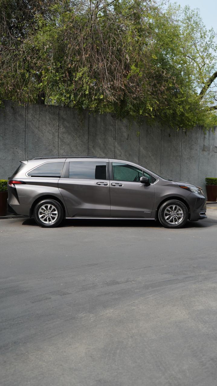 Toyota Sienna XLE Hybrid 2021